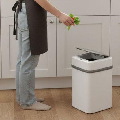 personne deposant dechets dans poubelle cuisine