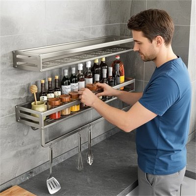 Personne devant etagere murale cuisine avec et sans support