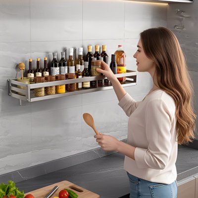 Personne devant etagere murale cuisine remplie de sauces épices huiles