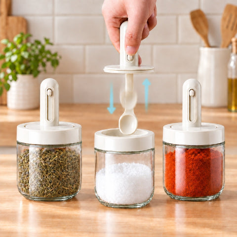 personne montrant extension de la cuillère du pot a epices