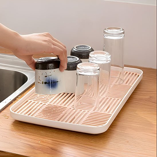 Personne qui dépose des verres sur EGOUTTOIR