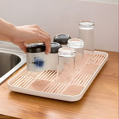 Personne qui dépose des verres sur EGOUTTOIR