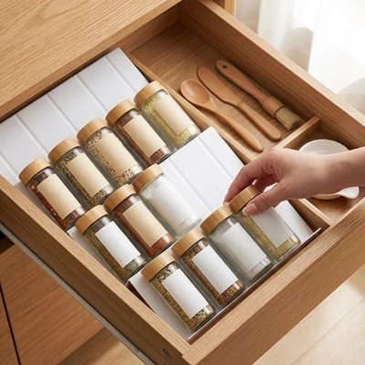 Personne qui organise des pots sur le Rangement epices tiroirs