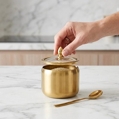 Personne qui soulève le couvercle du Pot a epice