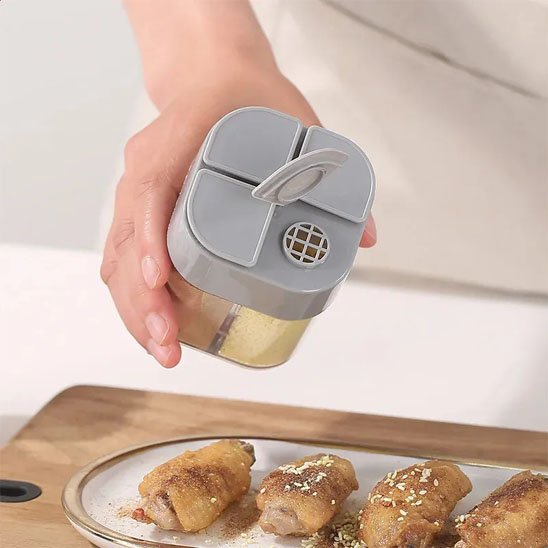 Personne qui tient le Pot a epice au-dessus assiette