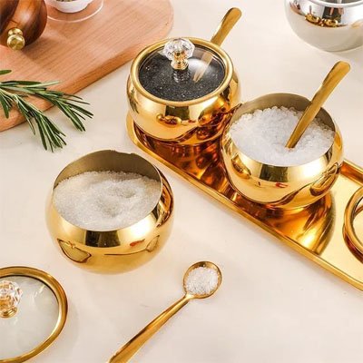 Pot a epice doré avec couvercles ouverts