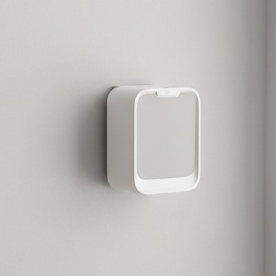 Poubelle automatique grise au mur
