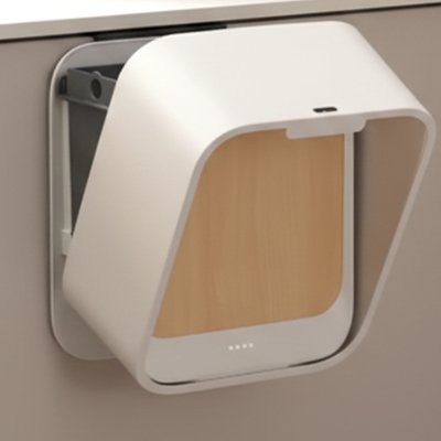 Poubelle automatique naturelle ouverte sur porte armoire