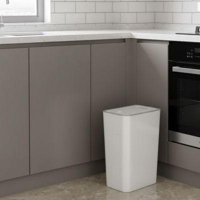 Poubelle cuisine blanche décor tons neutres