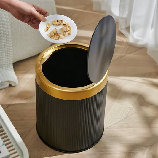 poubelle cuisine grise avec couvercle ouvert baignant dans lumière