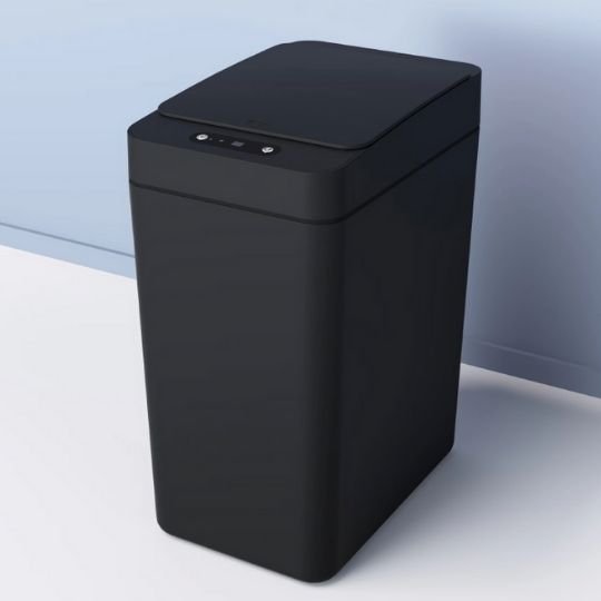 poubelle de cuisine noire avec bouton des fonctions dessus