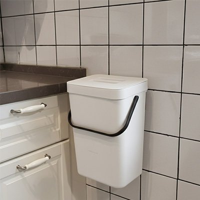 Poubelle murale​ blanche accrochée au mur céramique