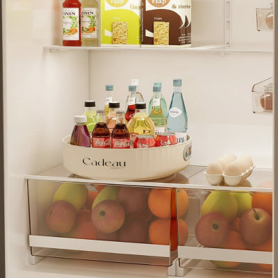 range epices contenant des boissons dans le frigo