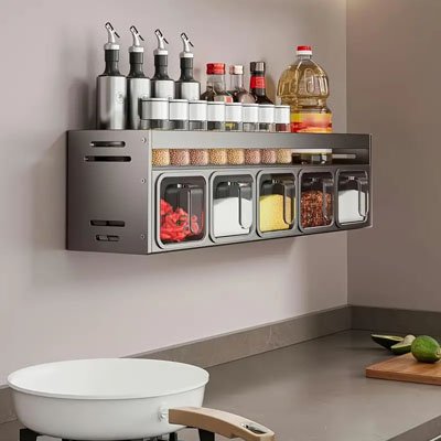 Rangement epices suspendu près de la plaque de cuisson