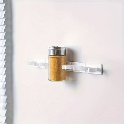 Un rangement pour épices accroché au mur