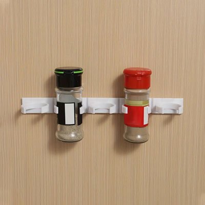 Un rangement pour épices avec deux pots d'épices